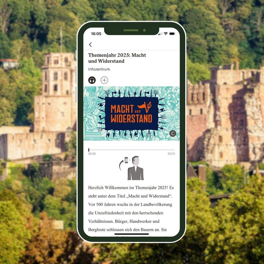 Smartphone mit Themenjahr-Tourstation vor einer Außenansicht von Schloss Heidelberg