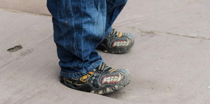 Vergleich der Schuhgröße auf dem Altan